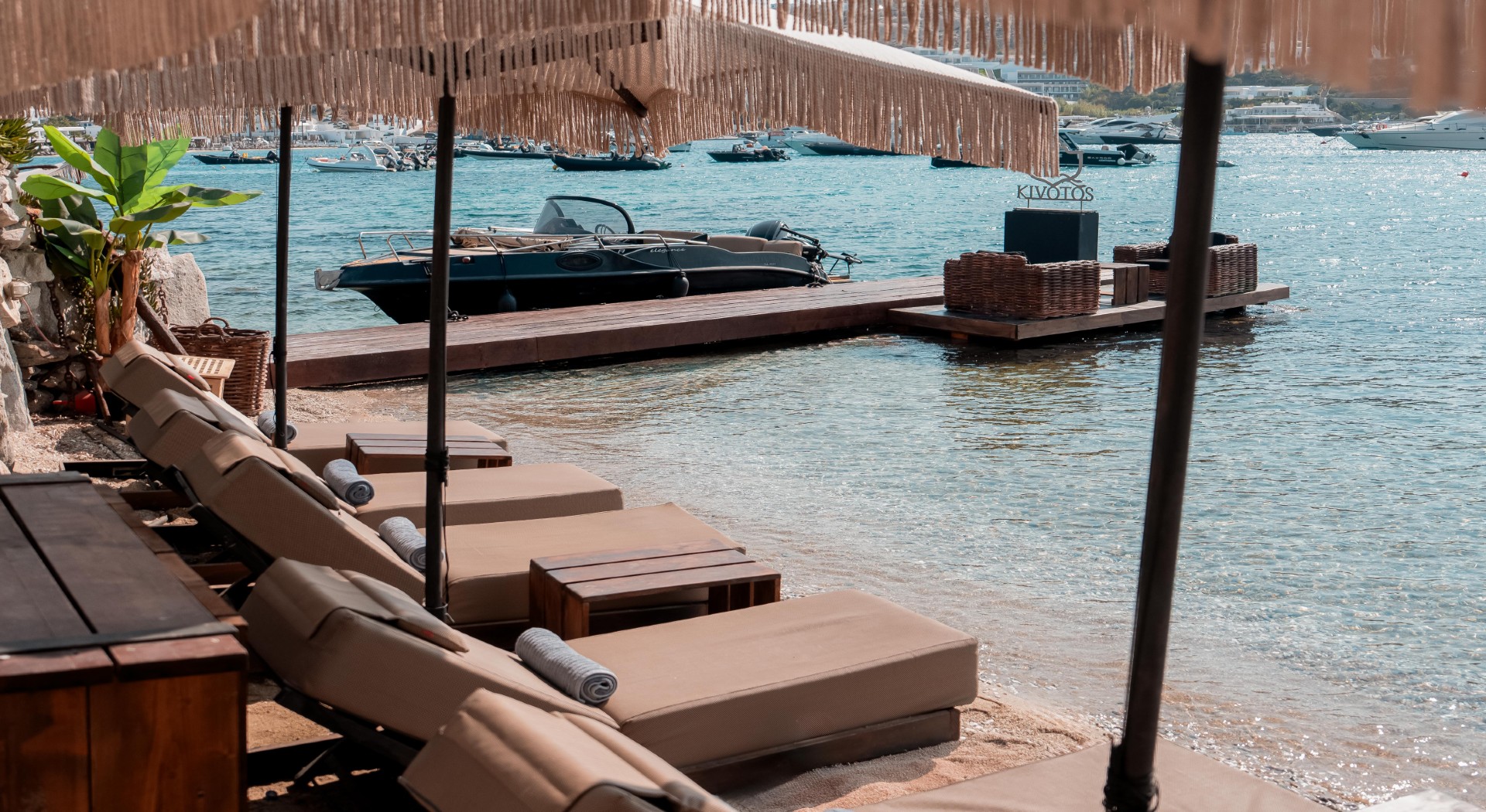 experience_secluded-private-beach-in-mykonos_hero