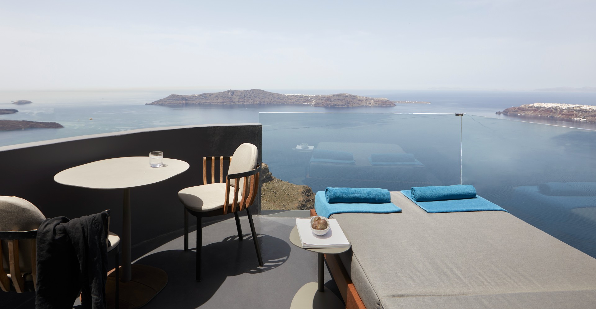 honeymoon-suite-santorini-1-header