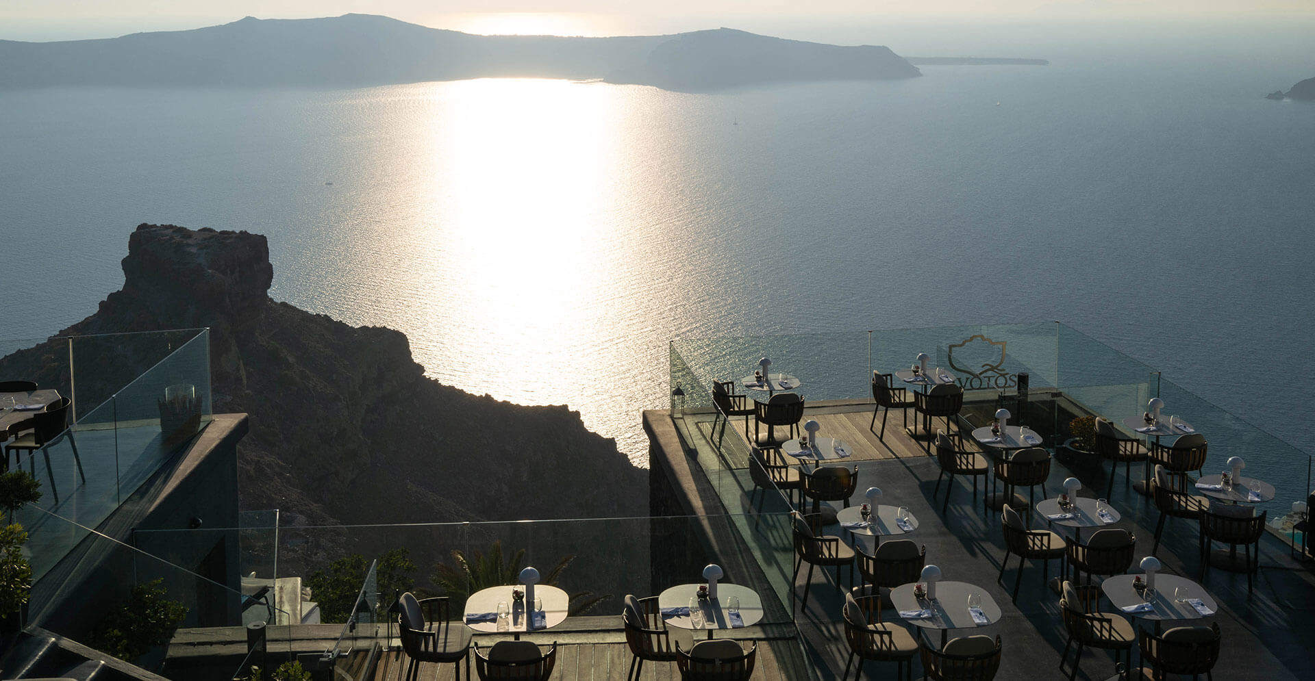 15 Best Bars & Clubs in Santorini - Dancing, Nightlife, Sunset Views