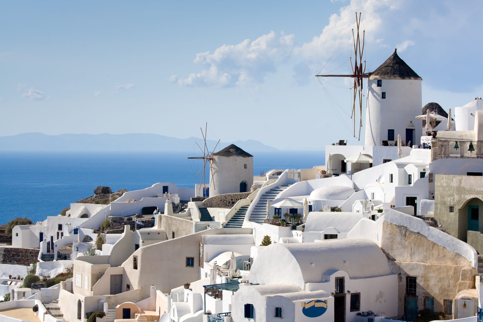 Old-style,White,Traditional,Windmills,In,Terraced,Village,Oia,Of,Cyclades