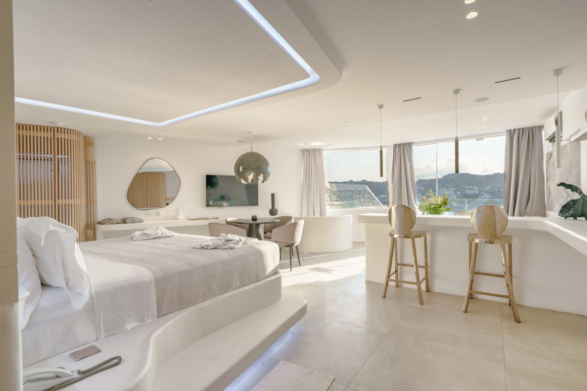 mykonos-honeymoon-luxury-suite-with-hot-tub-1