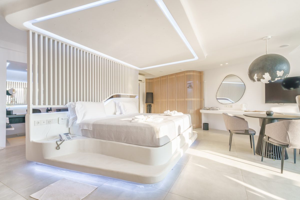 mykonos-honeymoon-luxury-suite-with-hot-tub-3