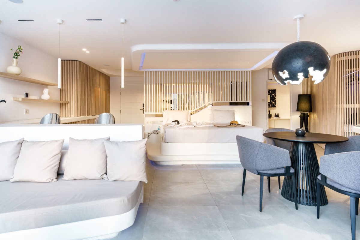 mykonos-honeymoon-luxury-suite-with-hot-tub-4