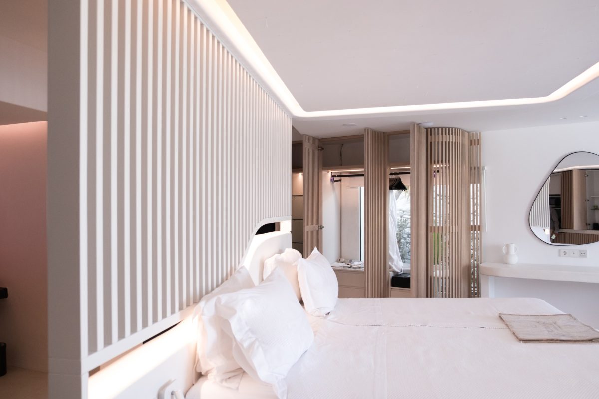 mykonos-honeymoon-luxury-suite-with-hot-tub-6