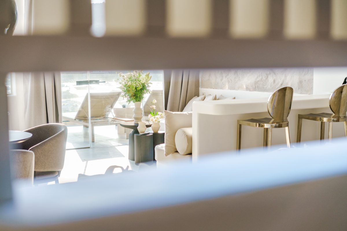 mykonos-honeymoon-luxury-suite-with-hot-tub-8