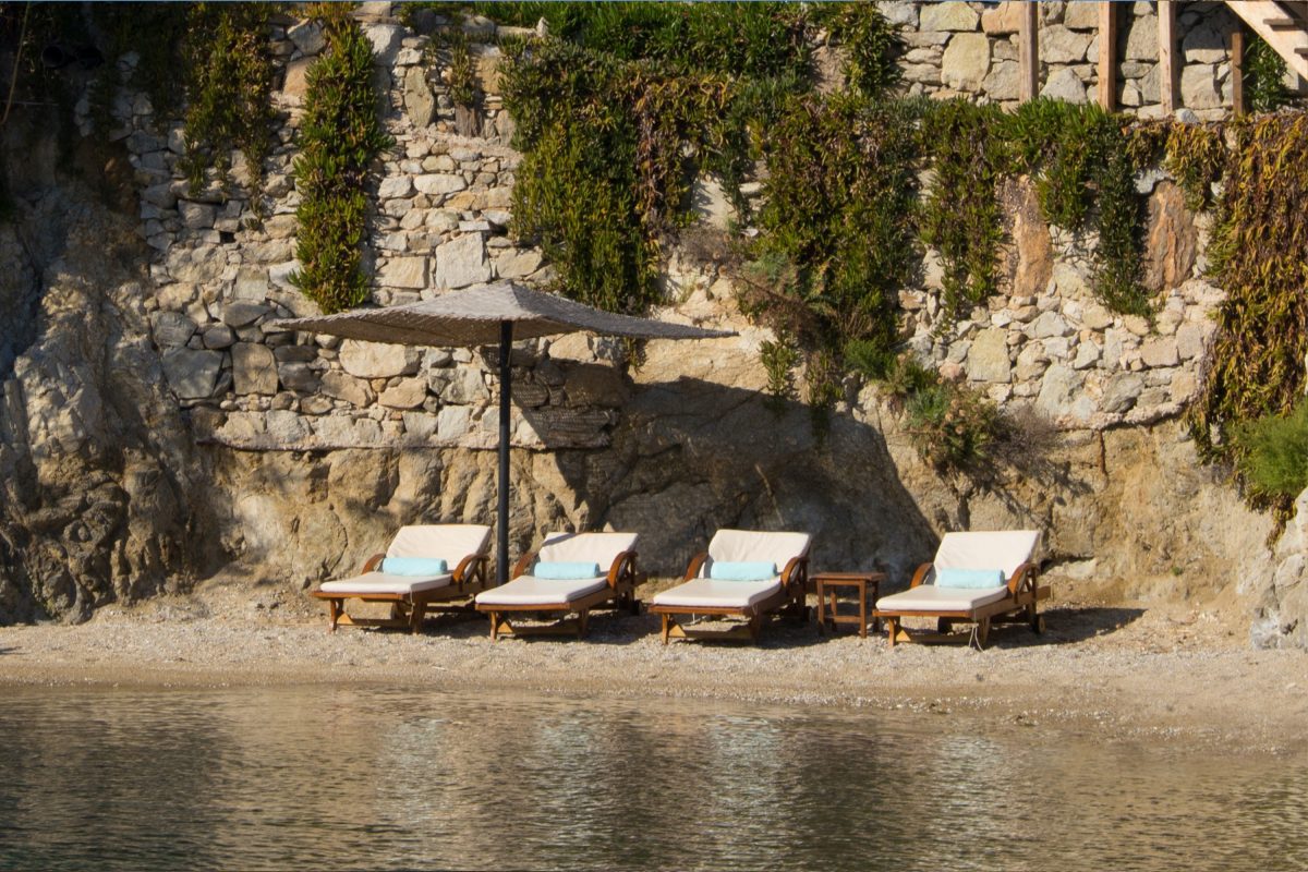 noah-luxury-waterfront-villa-with-private-pool-2